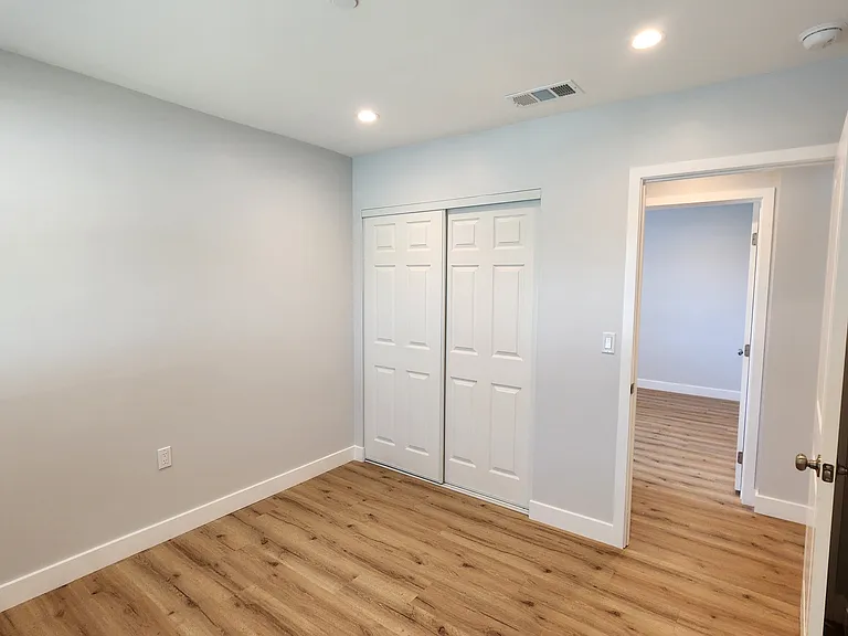 1695 N Oxford Ave — Photo 8