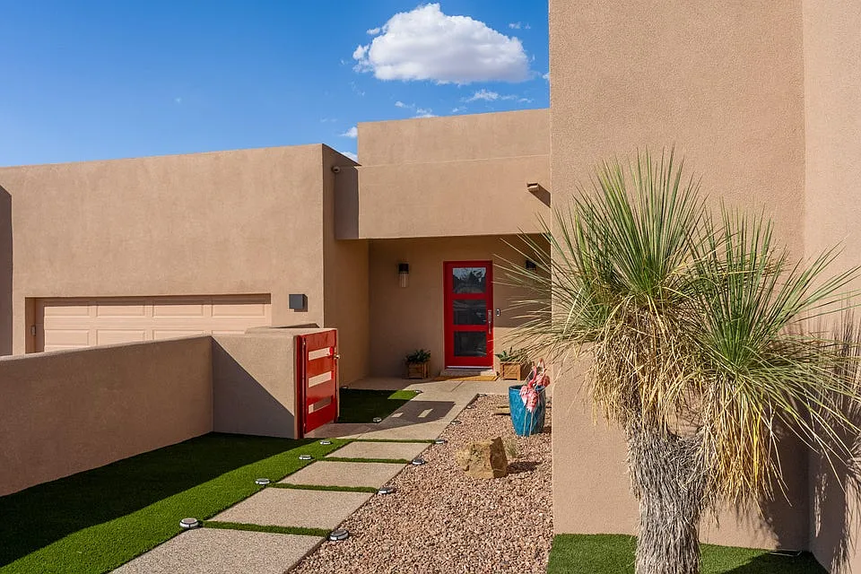 3 bed, 2627 sqft, $4,900 — Photo 2