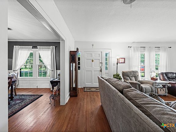 5th image of 905 E 12th St
