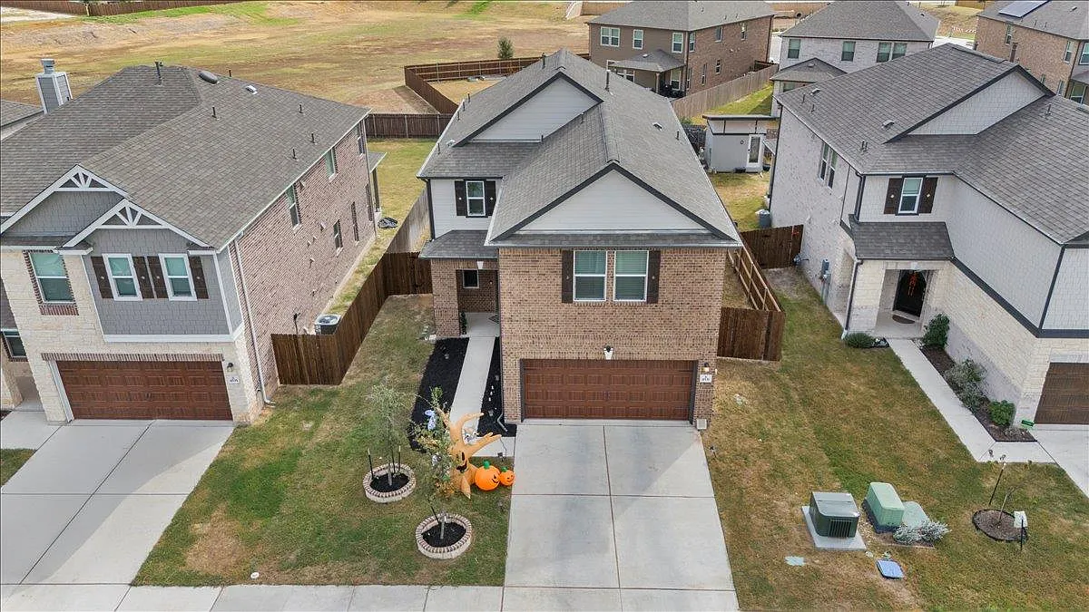 4 bed, 3.5 bath, 2734 sqft, $2,395 — Photo 3