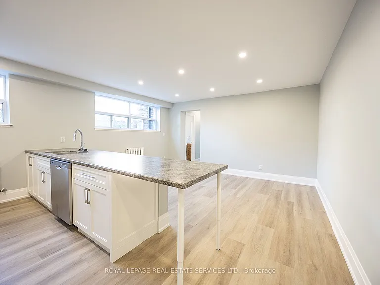 320 Lakeshore Rd W #2 — Photo 3
