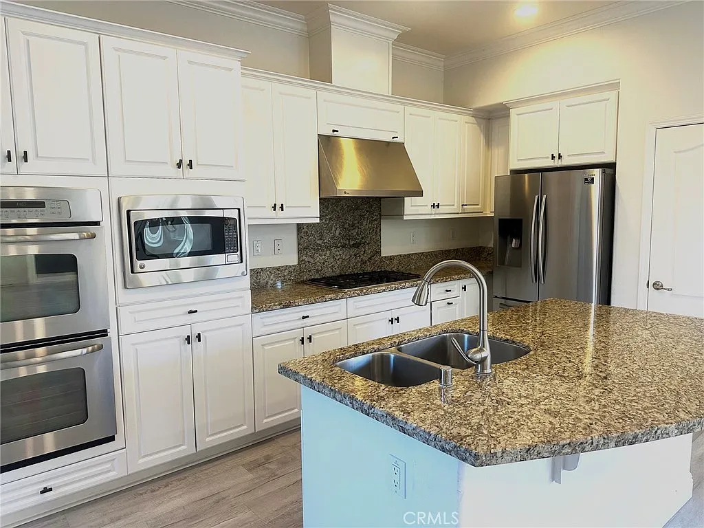 3 bed, 3.5 bath, 2134 sqft, $5,295 — Photo 2