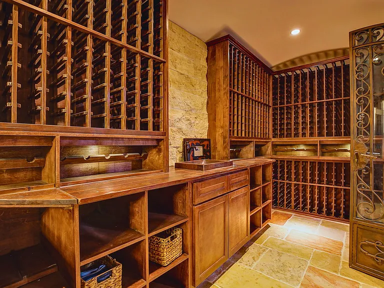2570 Nichols Canyon Rd — Photo 24