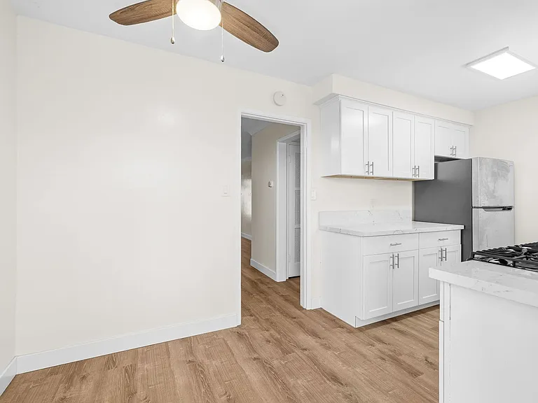 Windansea Apartments — Photo 7
