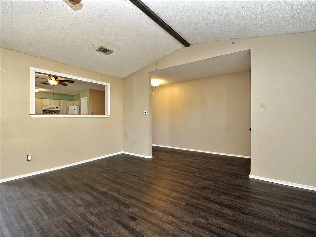 3 bed, 2.0 bath, 1607 sqft, $2,050 — Photo 3