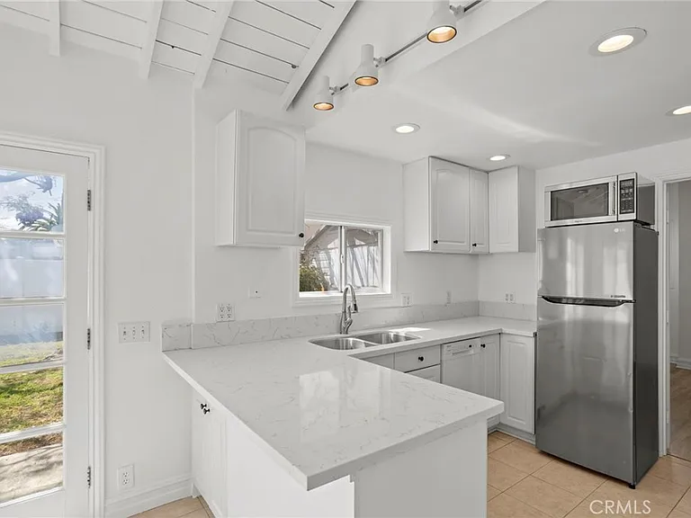 286 E 19th St #B — Photo 1