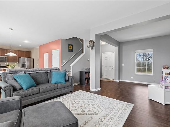 5th image of 340 Fieldstone Dr