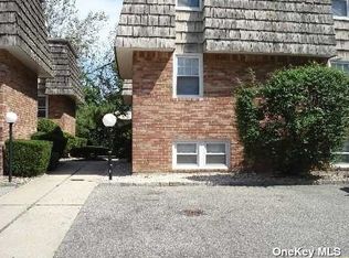 4 Inwood Rd, Port Washington, NY 11050