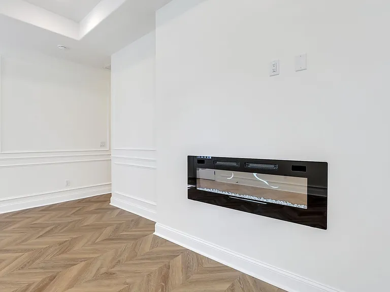 912 E Henry St — Photo 10