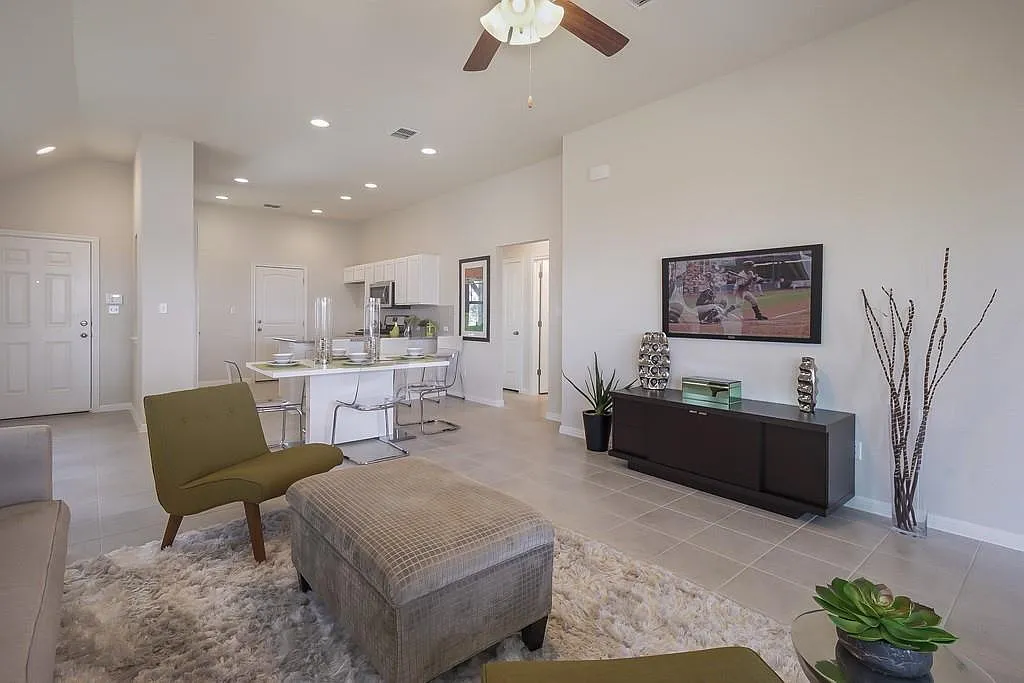 3 bed, 1252 sqft, $1,890 — Photo 3