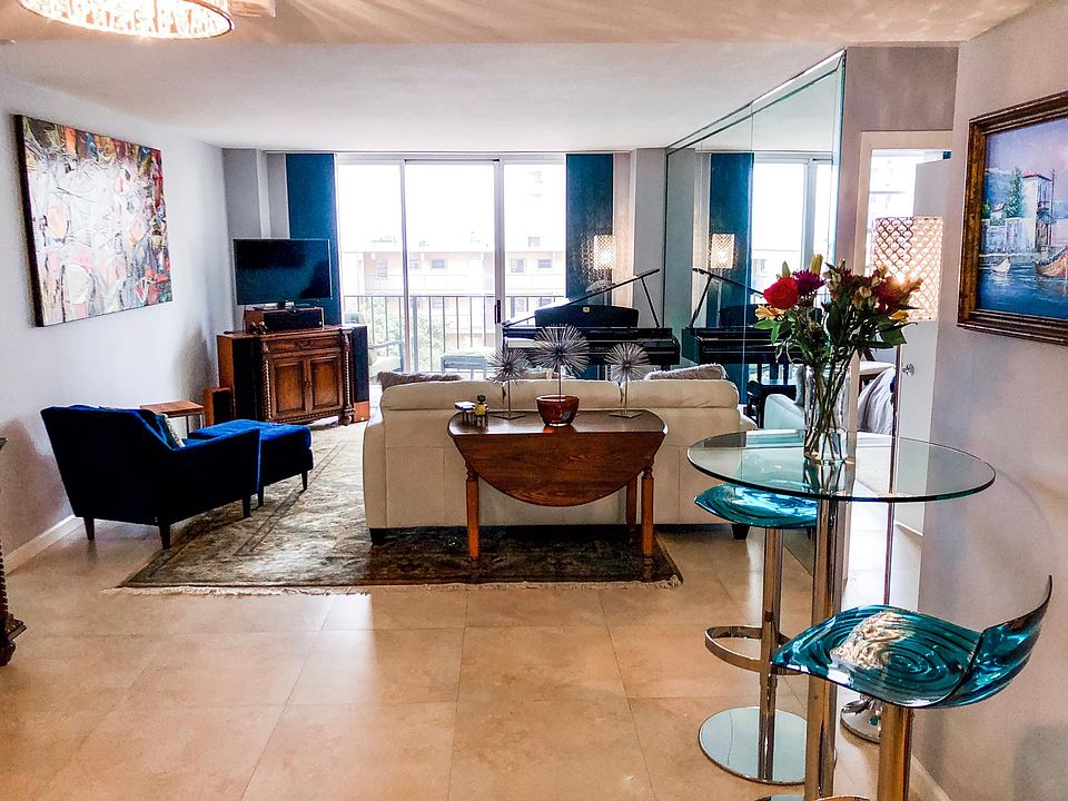 Dining and Living area (some furniture no included, i.e. piano)