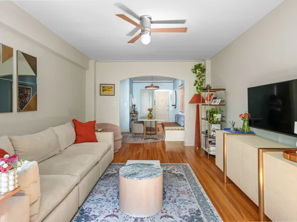 310 West 55th Street image 4 of 18