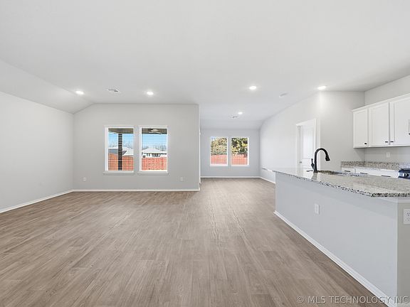 5th image of 3306 Rushmore Cir