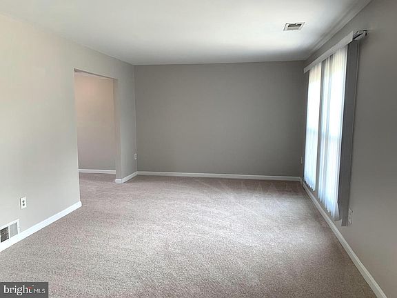 3rd image of 1303 Tenbrook Rd