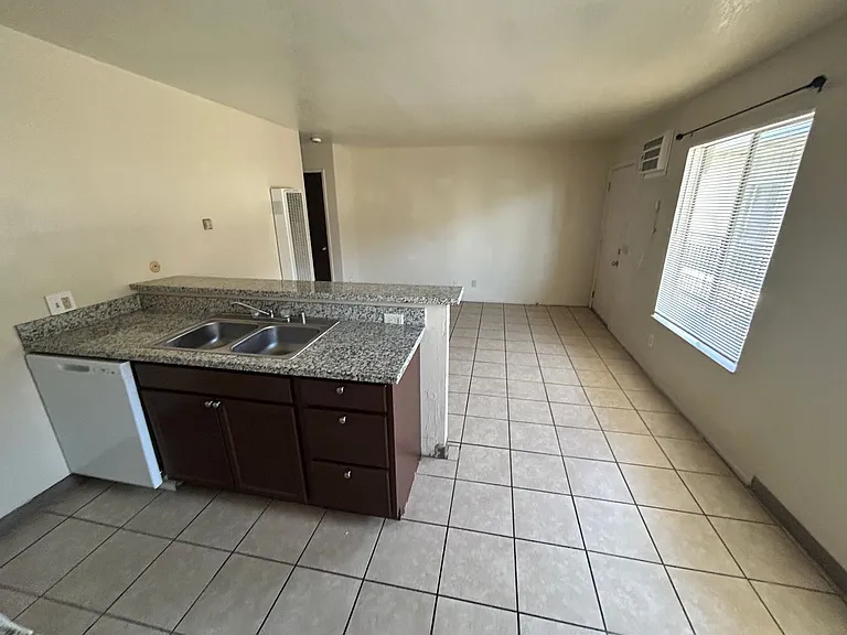 610 E Pine St — Photo 22