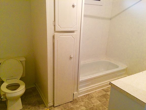 5th image of 526 Woodford Ave
