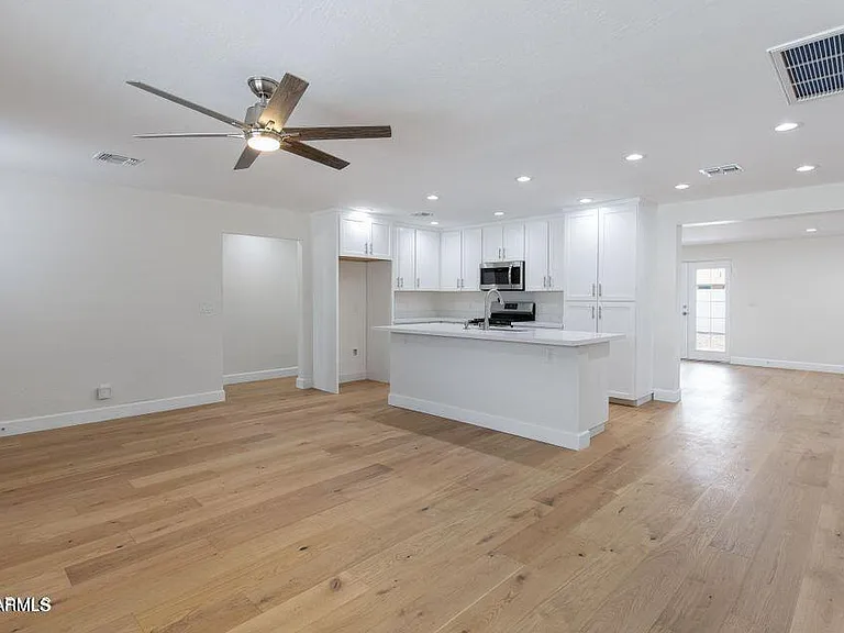 551 W 17th Pl — Photo 15