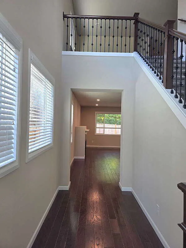 4 bed, 2.5 bath, 2501 sqft, $4,000 — Photo 2