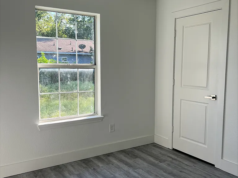 301 W Rochester St — Photo 7