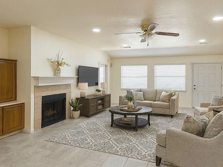 19330 Larissa Dr — Photo 3