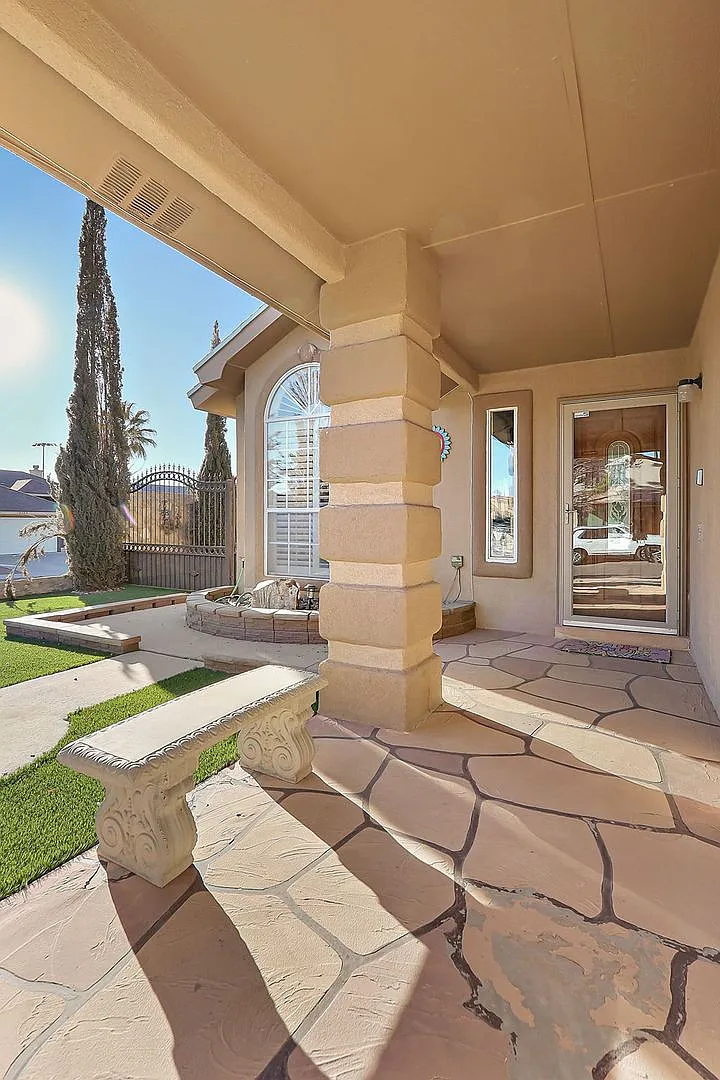 East El Paso 4bed/4bath Refrig A/C! — Photo 2
