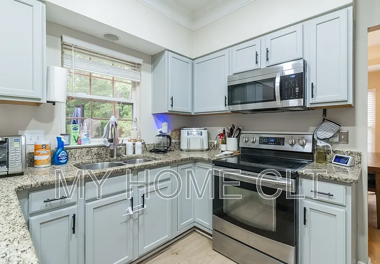 10029 Dauphine Dr — Photo 13