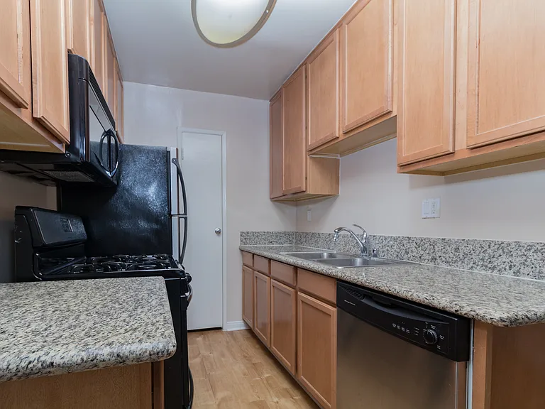3036 S Hoover St — Photo 10