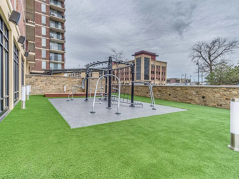 Yorktown Apartments — Photo 25