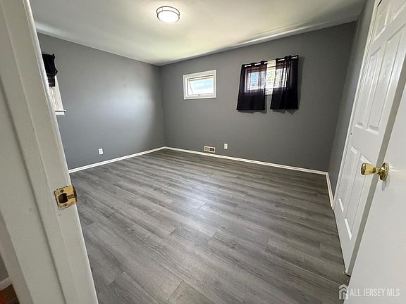 5th image of 150 Patricia Ave