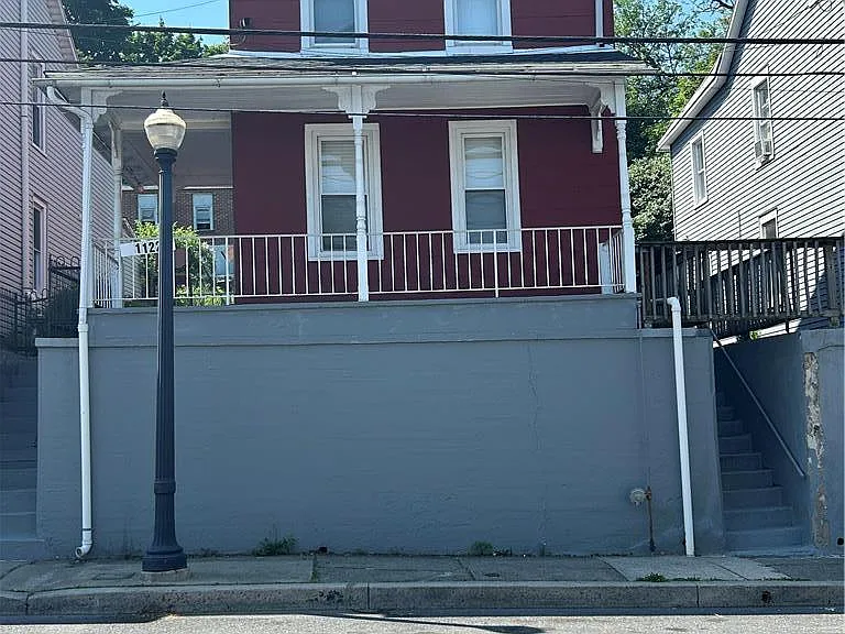 1122 E 4th St — Photo 1