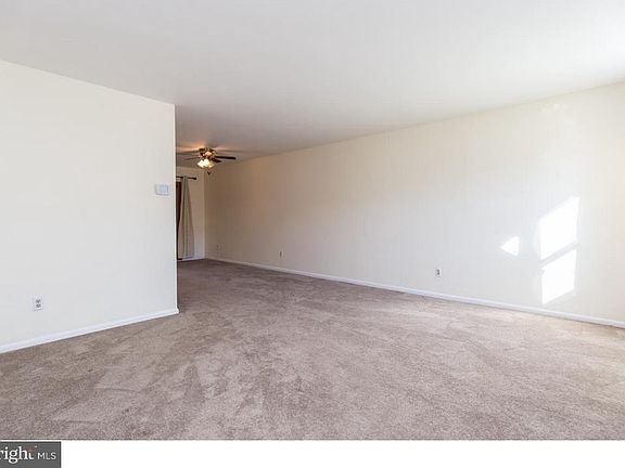 5th image of 121 E Green Valley Cir