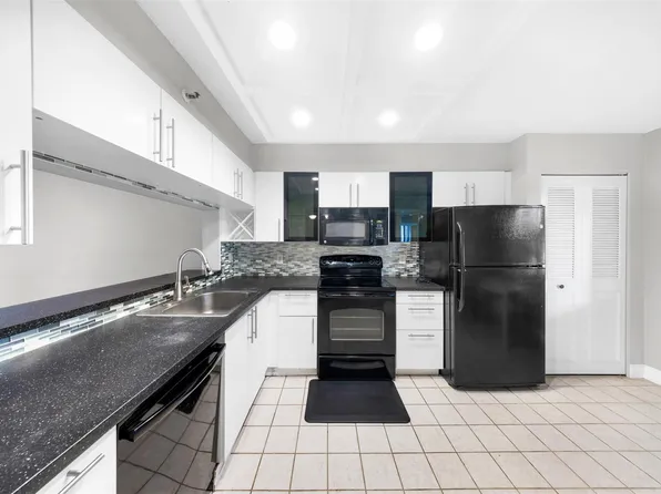 2202 S Cypress Bend Dr APT 207, Pompano Beach, FL 33069