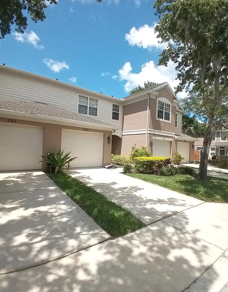 3 bed, 2.5 bath, 1687 sqft, $2,100 — Photo 2