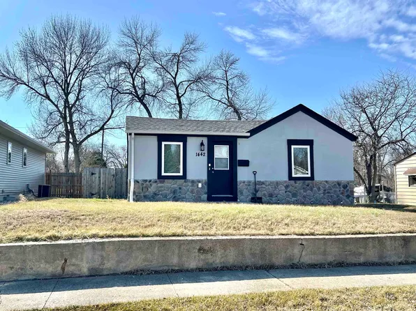 1442 7th St SW, Minot, ND 58701