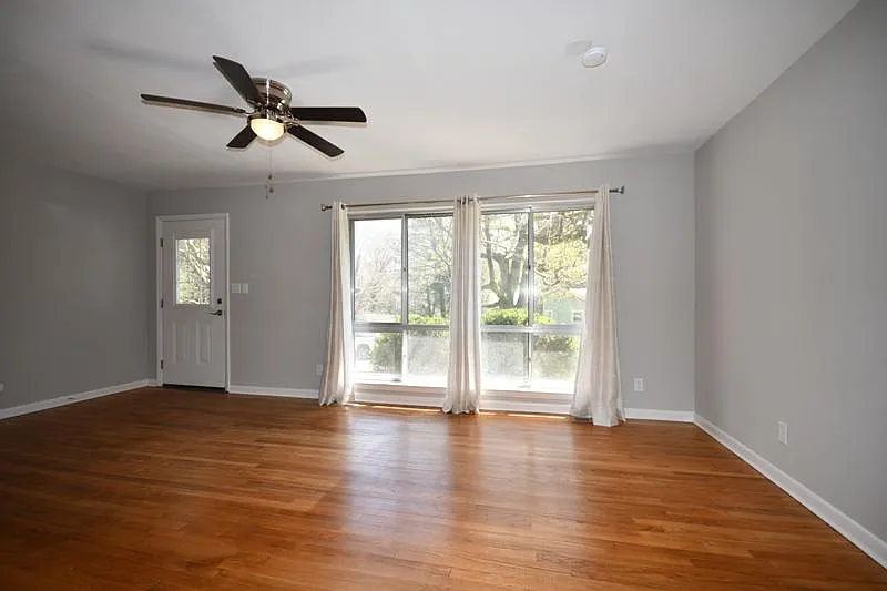 3 bed, 1.5 bath, 1100 sqft, $1,700 — Photo 3