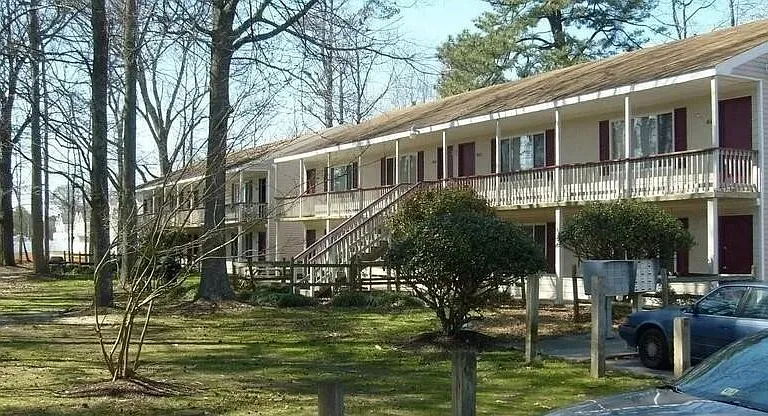 815 Sandy Ct — Photo 2