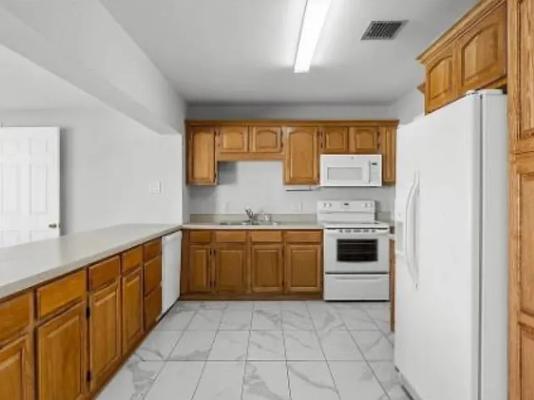 300 Blackshear Dr — Photo 5
