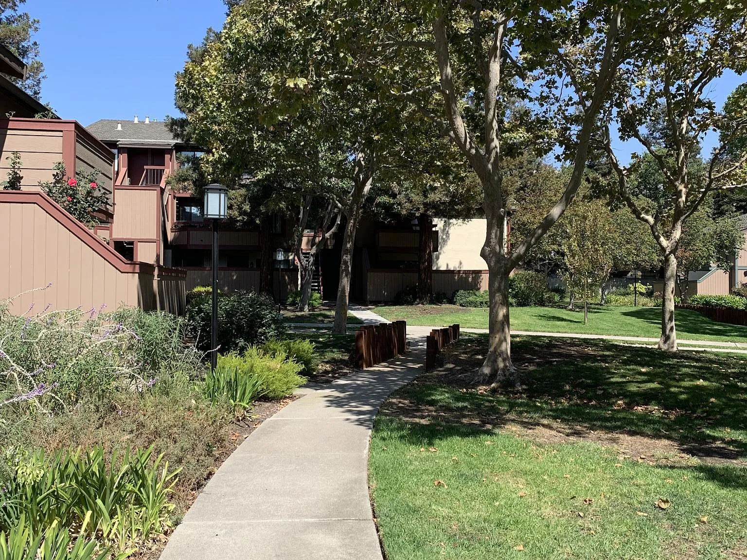 217 E Warren Cmn — Photo 1