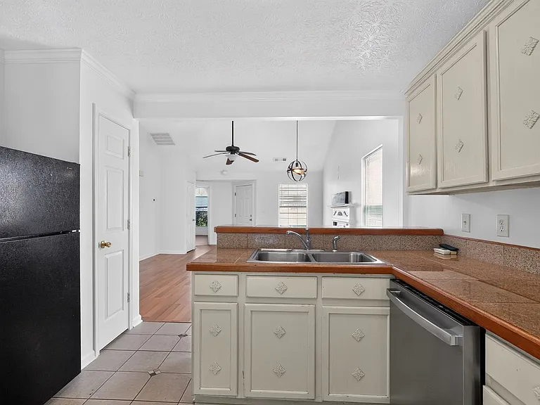 327 Autumn Lake Dr — Photo 4