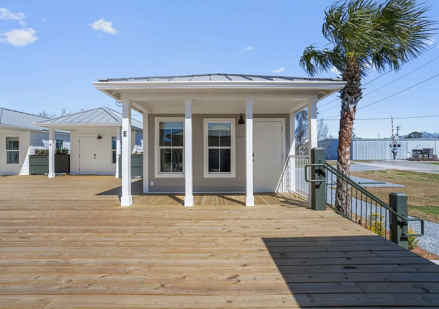 Charming 1 & 2 Bedroom Cottages for Rent on Delmas Ave Pascagoula, MS — Photo 1