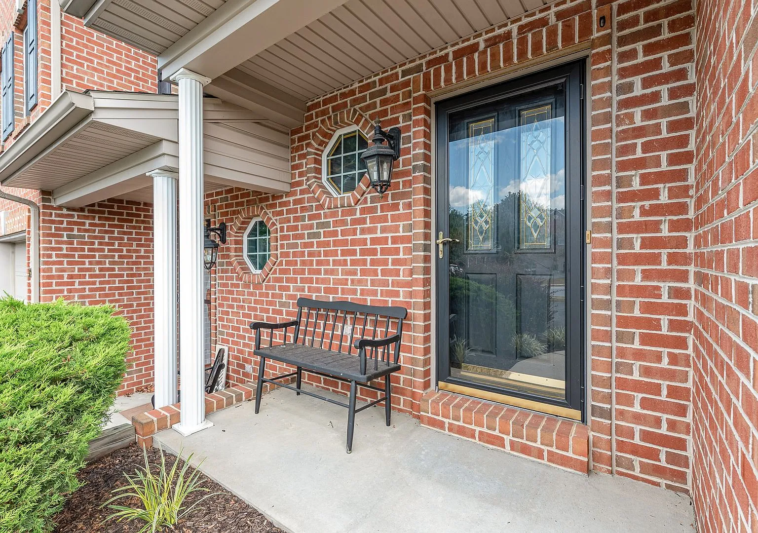 Welcome to this charming 2-bedroom, 2.5-bathroom town-house located in the desirable Harrisburg, ... — Photo 4