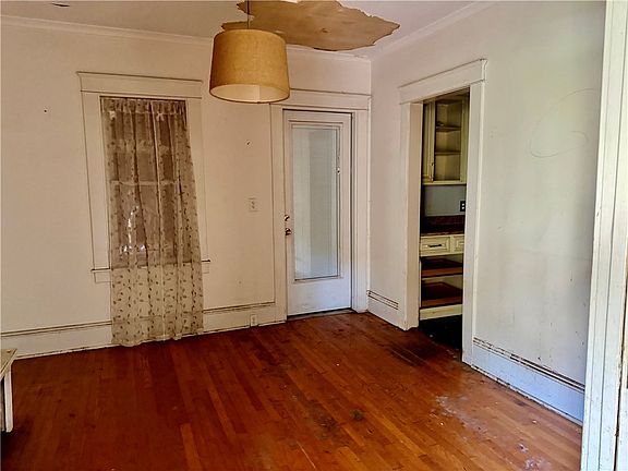 5th image of 711 W Clinton St