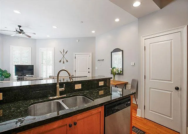305 E Bolton St — Photo 6