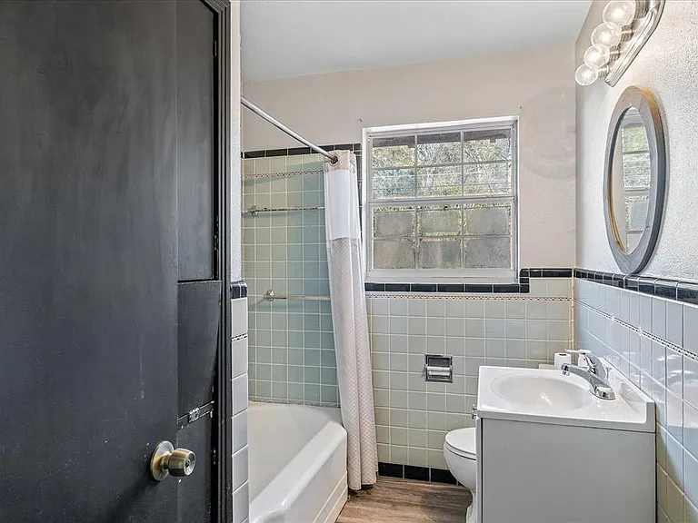 175 E Elm St — Photo 15