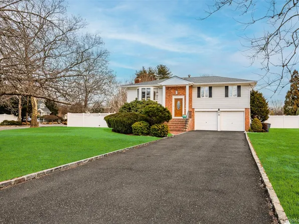 5 Metcale Lane, East Northport, NY 11731