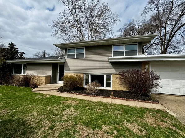 108 W 15th Ave, Coal Valley, IL 61240