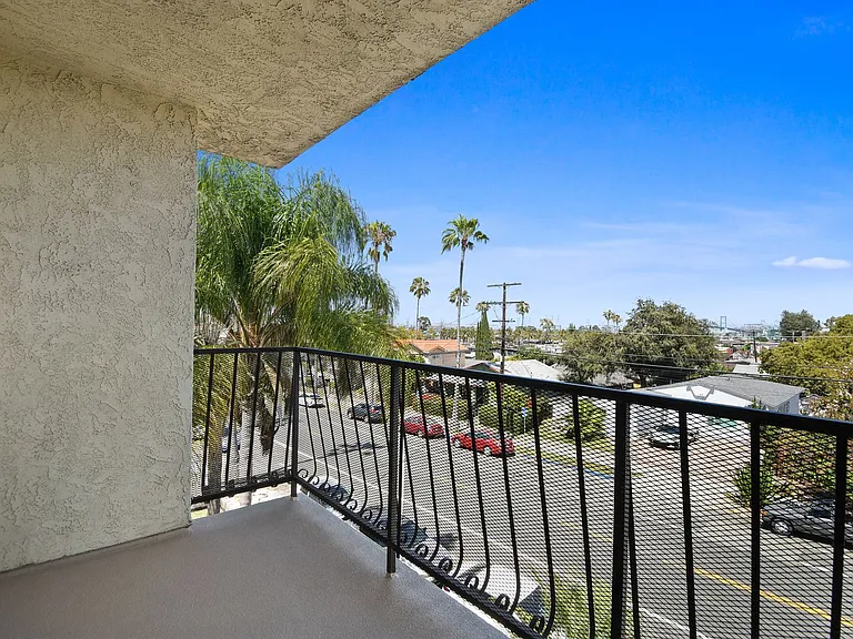 Cabrillo Ave — Photo 45