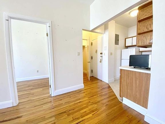 2nd image of 138 W 72nd St #7