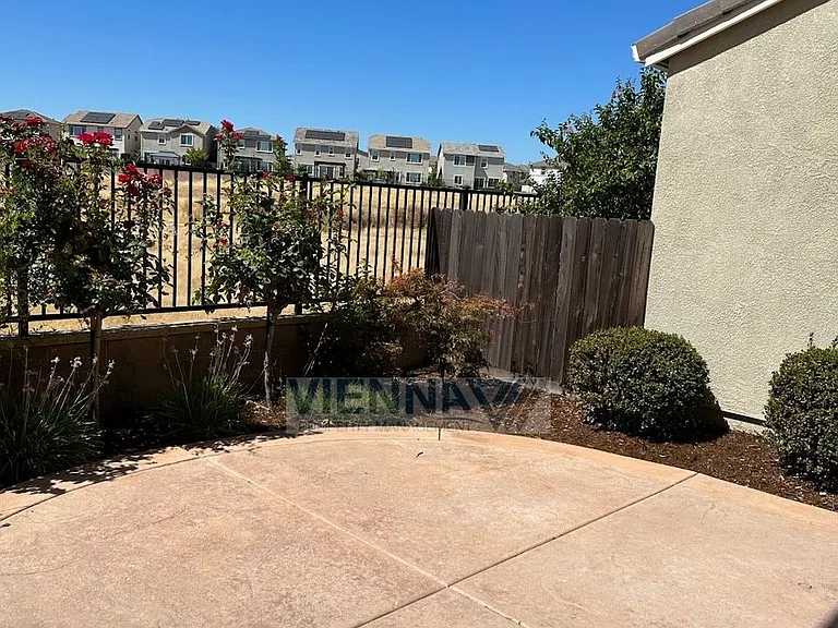 1347 Larkspur Dr — Photo 35
