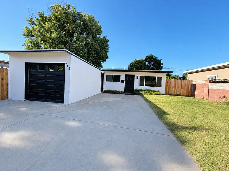 712 Elkhorn Plz — Photo 2